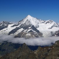 Schneebedeckte Gipfel im Nebel in der Schweiz